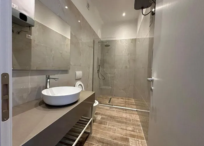 Henri's Lägenhet Golem (Tirana)